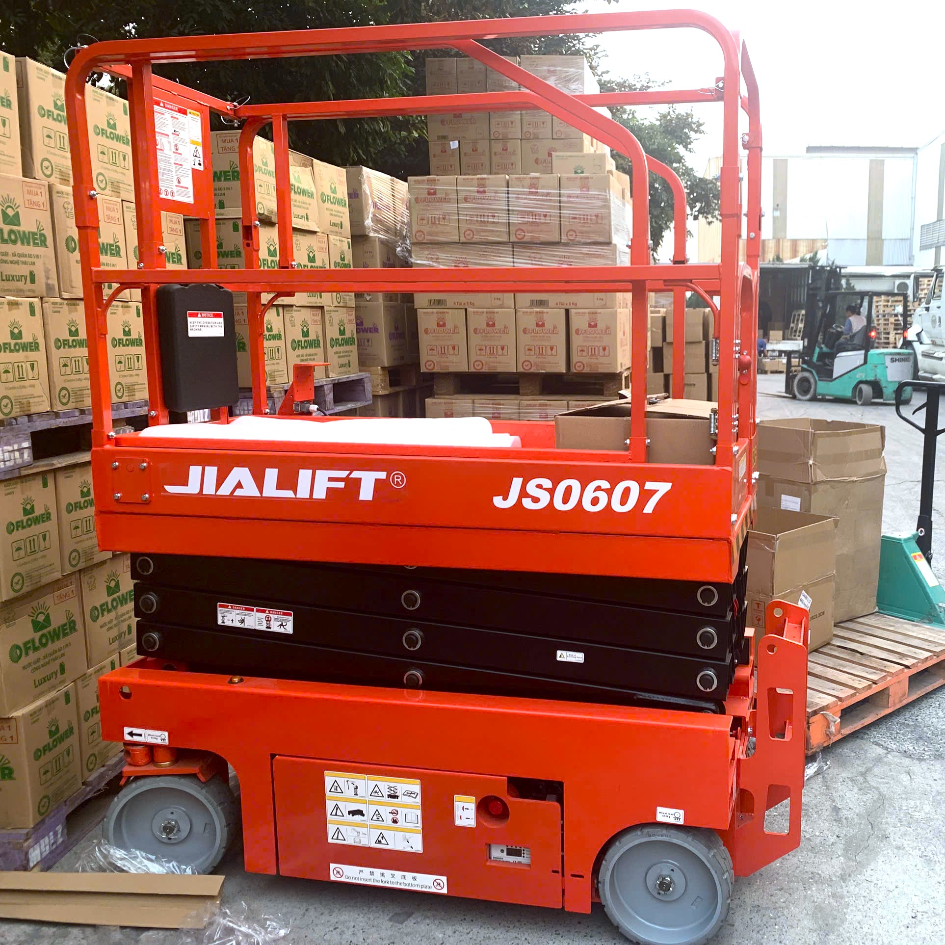 Xe nâng người dạng zíc zắc 8m JS0607