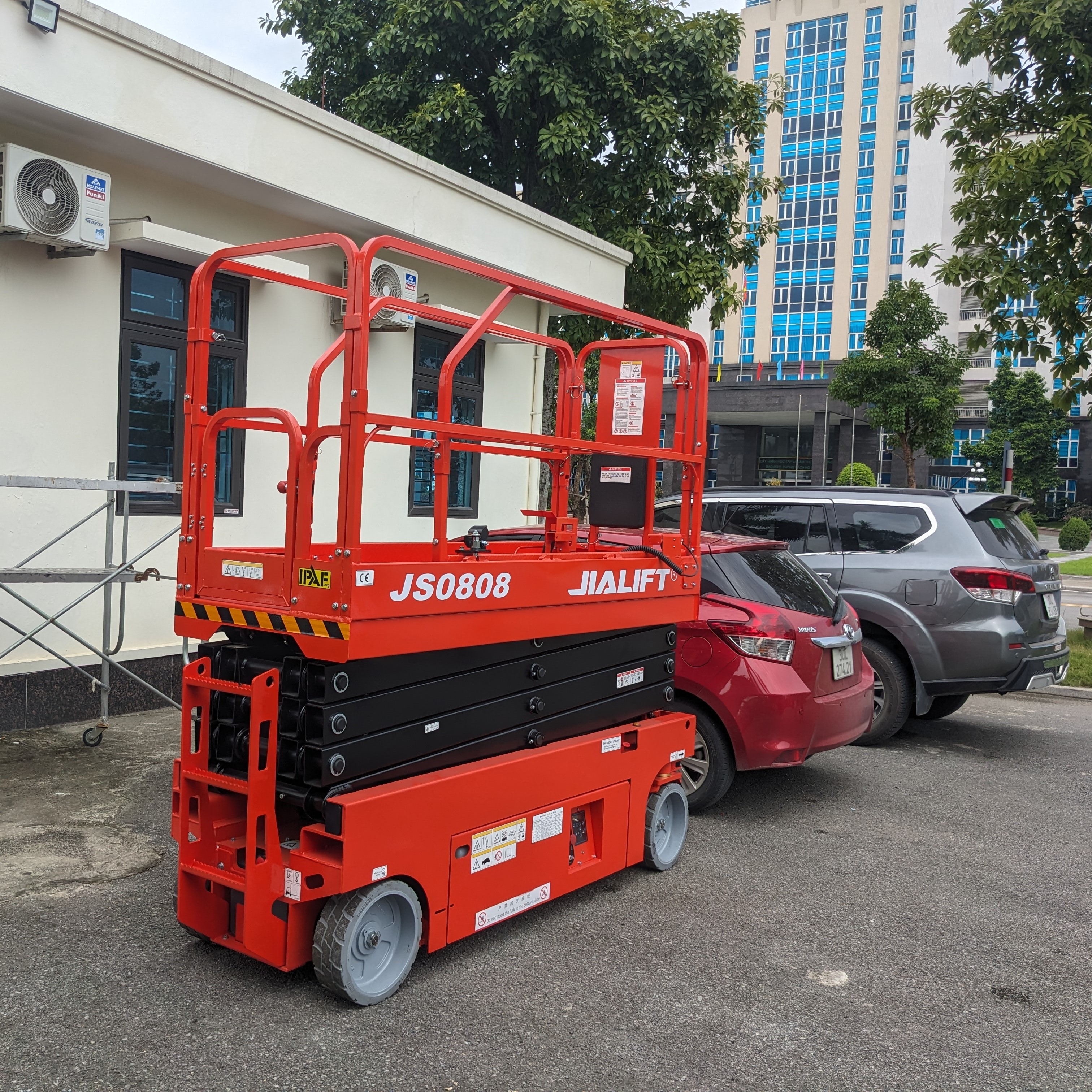 Xe nâng người cắt kéo 10m JS0808 JIALIFT