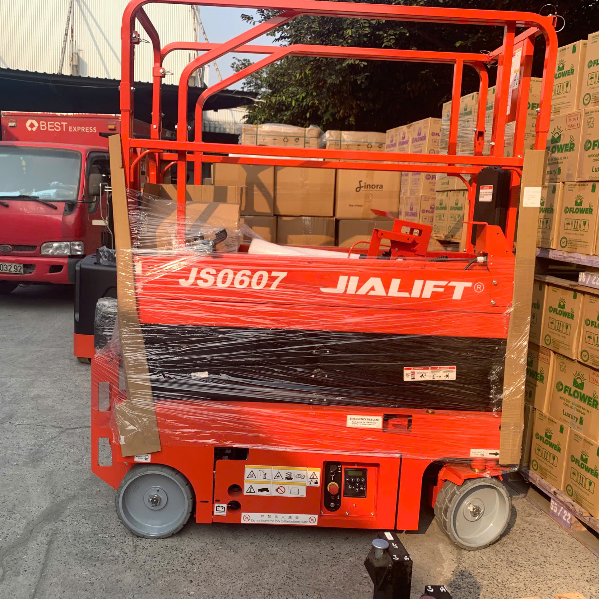 Xe nâng người dạng zíc zắc 8m JS0607