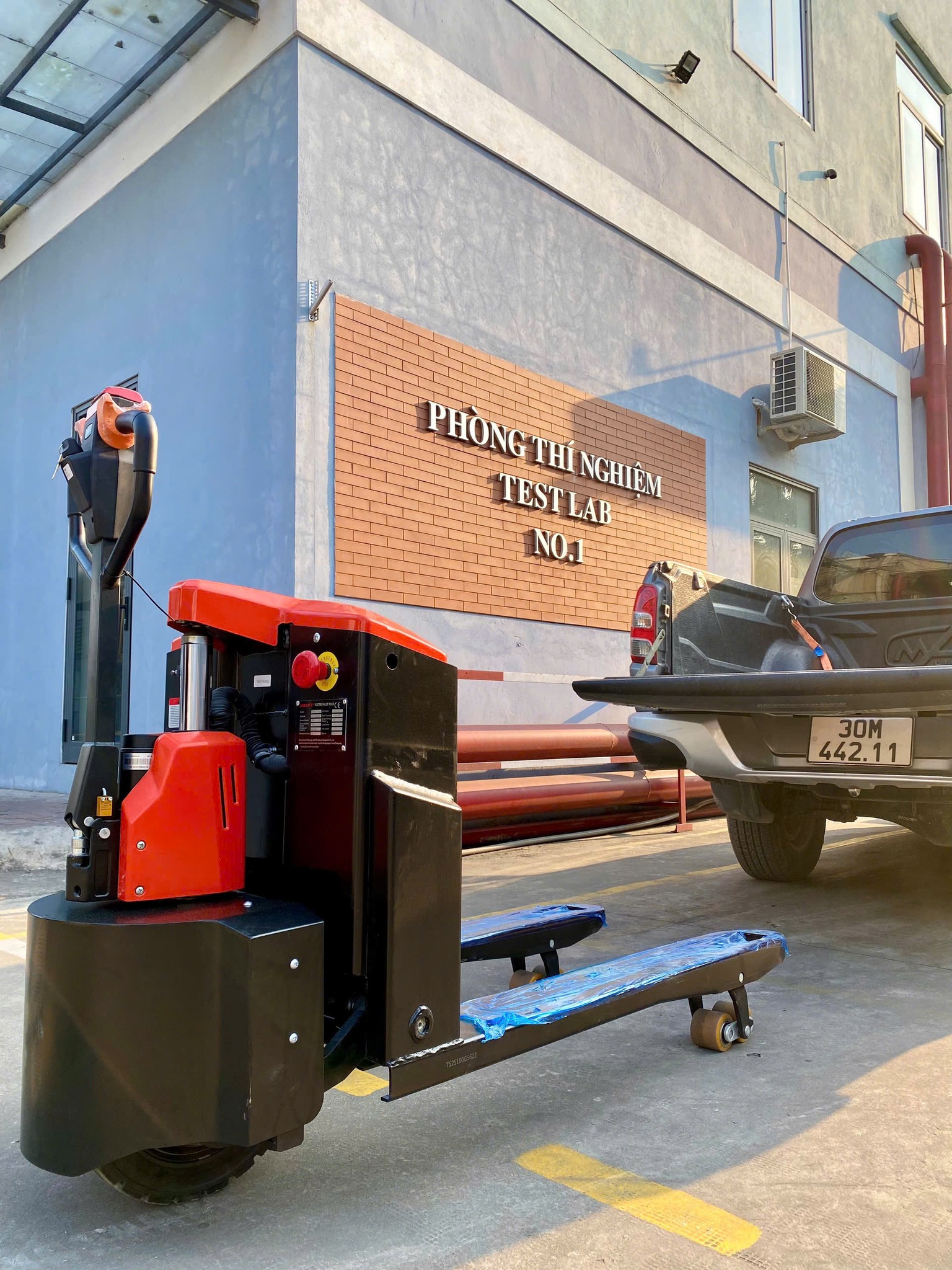 Xe nâng tay điện bánh lốp 3 tấn CBD30-Y